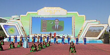 В честь праздника урожая в Туркменистане провели концерты и скачки ахалтекинцев