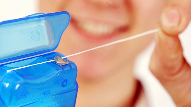 Стоматолог Хритова рассказала, что кроме щетки и пасты нужно для ухода за зубами