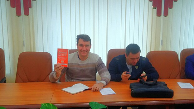 Александру Анидалову на день рождения вручили Жилищный кодекс цвета "коммунизма"