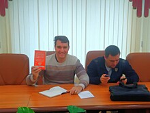 Александру Анидалову на день рождения вручили Жилищный кодекс цвета "коммунизма"