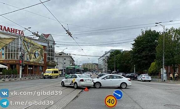 В ДТП на Горького, из-за которого останавливалось движение трамваев, пострадала пассажирка такси