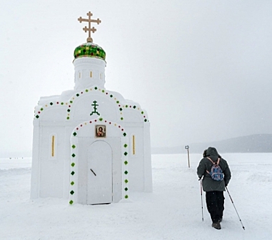 На озере Тургояк построили ледяную часовню с купелью для крещенских купаний