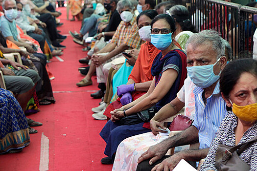 В Индии более 2 тысяч человек вакцинировали физраствором