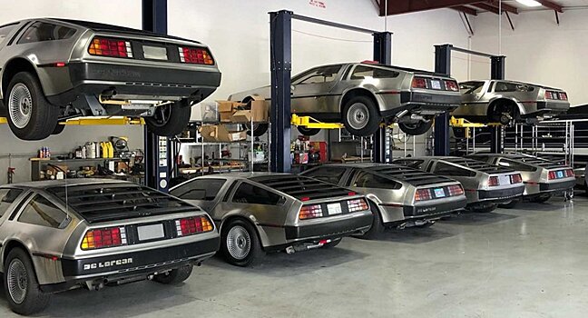 Два DeLorean DMC-12 из «Назад в будущее» сошлись в дрэге