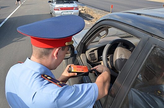 Что казахстанским водителям разрешили при общении с полицейским