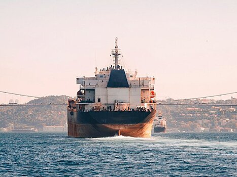 Движение судов через Босфор остановлено из-за поломки сухогруза