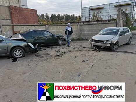 В Тольятти водитель «Опеля» протаранил «Калину», которая пробила бетонный забор автостоянки