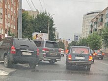 На ул. Ставского Lexus припарковали практически на дороге