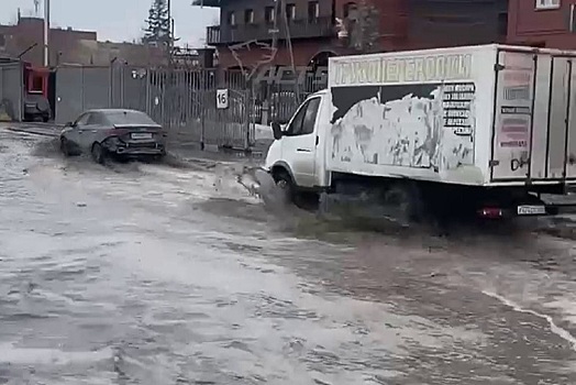 Вынужденный флешмоб: авто поплыли по улицам Новосибирска