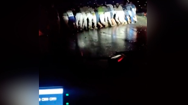 Под Новороссийском водители руками передвинули опрокинувшийся грузовик для проезда скорой