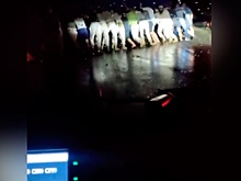 Под Новороссийском водители руками передвинули опрокинувшийся грузовик для проезда скорой