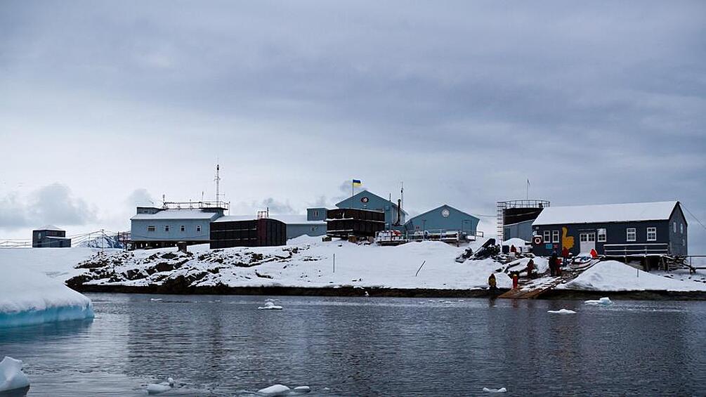 В Антарктиде есть бар — самый южный бар на планете. А находится он на станции «Академик Вернадский», принадлежащей Украине.
