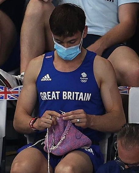 Британский спортсмен Том Дейли в перерывах между соревнованием вязал спицами милые вещицы и, конечно, стал мемом.