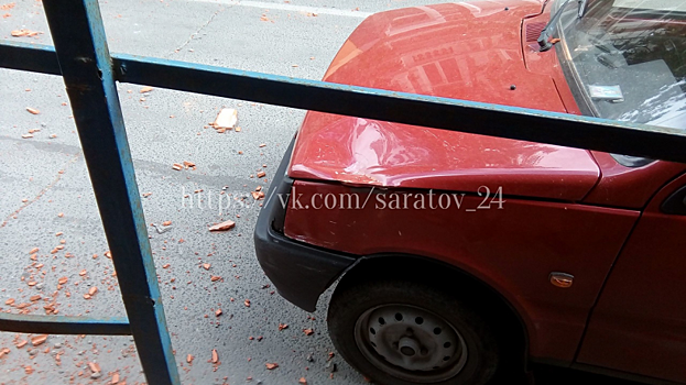 Очевидцы: Упавший со стройки в центре Саратова кирпич разбил машину