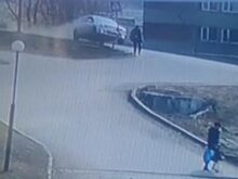 Неуправляемый автомобиль снес пешехода во Владивостоке