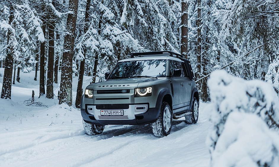 Обновленный Land Rover Defender вышел в 2020 году. Внедорожник получил новый, полностью переработанный алюминиевый кузов с независимыми подвесками и развитую электронику. Так, например, водитель теперь может управлять клиренсом, уменьшая или увеличивая его при необходимости. Покупателю доступны несколько вариантов комплектации автомобиля. Самая дорогая оснащается двигателем V8 мощностью 525 л. с. с крутящим моментом 625 Нм, который обеспечивает разгон от 0 до 100 км/ч всего за 5,4 секунды и максимальную скорость 240 км/ч.  Стоимость Land Rover Defender начинается от 5 млн рублей в России