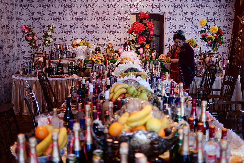  Накрытые столы на цыганской свадьбе в таборе в городе Чудово 