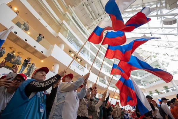В Екатеринбурге торжественно вручили государственные флаги добровольцам и общественникам