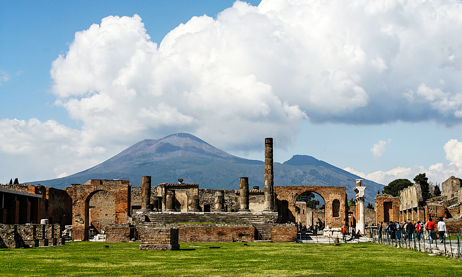 Везувий можно назвать одним из самых известных вулканов античности. Он находится на юге Италии, примерно в 15 км от Неаполя. Согласно исследованиям, он образовался 25 000 лет назад в результате столкновения двух тектонических плит. В 79 году н.э., в эпоху расцвета Рима, Везувий уничтожил сразу несколько городов — Помпеи и Стабии были засыпаны вулканическим пеплом, местами толщиной до 8 м, а Геркуланум — грязевыми потоками из-за дождя, сопровождавшего извержение. Трудно представить каким бы был ущерб, если подобное извержение произошло сейчас. На сегодняшний день более 3 млн человек живут в окрестностях вулкана