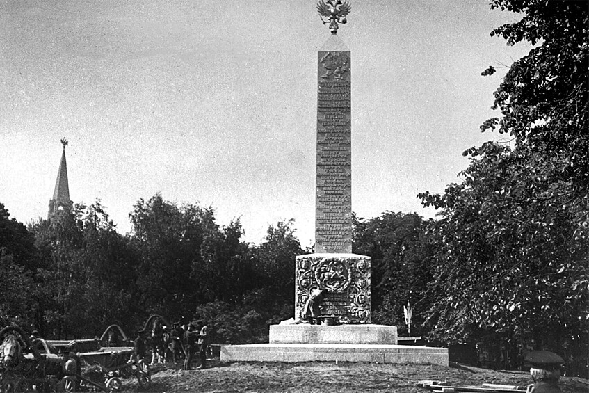 Памятник выдающимся мыслителям и деятелям борьбы за освобождение трудящихся, Москва.  Большевики не только открывали новые памятники, но и переделывали старые. В Александровском саду летом 1914 года была открыта стела архитекторов Власьева и Всеволжского – в честь 300-летия дома Романовых. Ее украшали гербы императорского дома, а высечены там были имена всех русских монархов.  Сносить такое капитальное сооружение новые власти почему-то не захотели – и Ленин придумал просто изменить смысл памятника. Герб сбили выстрелами латышские стрелки, старые надписи стесали и на их месте выбили Р.C.Ф.С.Р., призыв к пролетариям всех стран – соединяться и список из 19 имен (утвержденных Лениным). Первыми шли Маркс и Энгельс. «Московским Совдепом на эти цели выделено 150 тыс. рублей», – сообщала «Правда» в 1918 году.  В 2013 году обелиск реконструировали – правда, с многочисленными ошибками и несоответствиями историческому оригиналу.