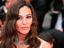 От страстных локонов до стрижки под мальчика: как менялась прическа Моники Беллуччи