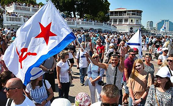 Море народа на берегах Севастопольской бухты