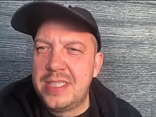 Сергей Бобунец на самоизоляции снимает клип и упражняется с нунчаками