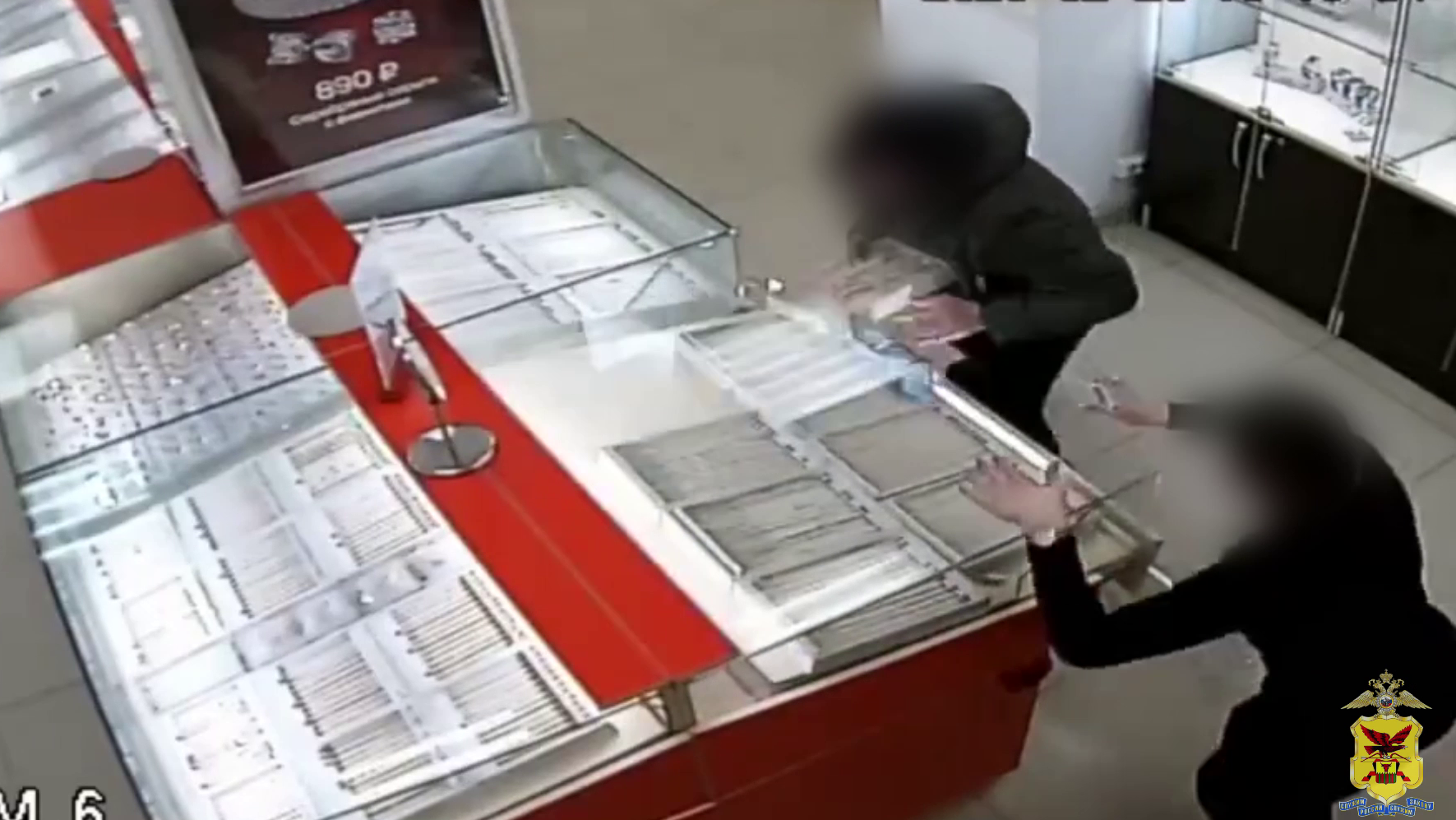 В Чите полицейские задержали грабителя, похитившего из ювелирного салона золотые цепи на миллион рублей