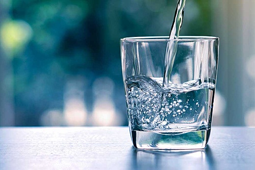 Эндокринолог назвала преимущества привычки пить теплую воду