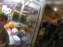 В Австралии мальчик забрался в автомат с игрушками Hello Kitty и попал на видео