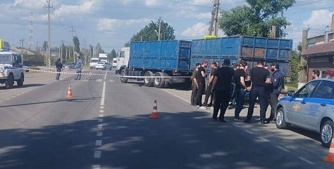 КАМАЗ сбил пенсионерку в Ростовской области