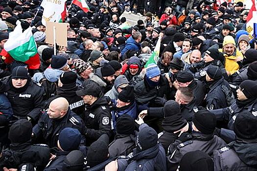 Полицейские пострадали в столице Болгарии в ходе протестов