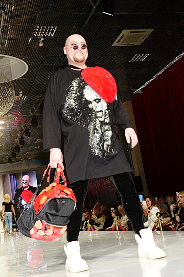 Певец Шура во время показа мод Estet Fashion Week осень-зима, 14 ноября 2019 года