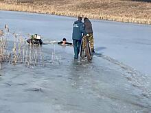 В Курске сотрудники МЧС спасли двух провалившихся под лед рыбаков