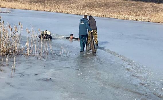 В Курске сотрудники МЧС спасли двух провалившихся под лед рыбаков
