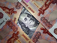 Обзор: рубль отступает под натиском доллара и евро