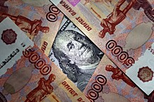 Обзор: рубль отступает под натиском доллара и евро