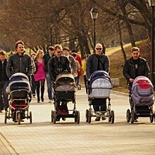 Гендерное равенство: На Украине законом обяжут отцов гулять с колясками