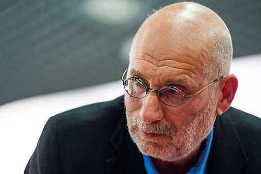 Военный суд приговорил писателя Акунина к 14 годам лишения свободы