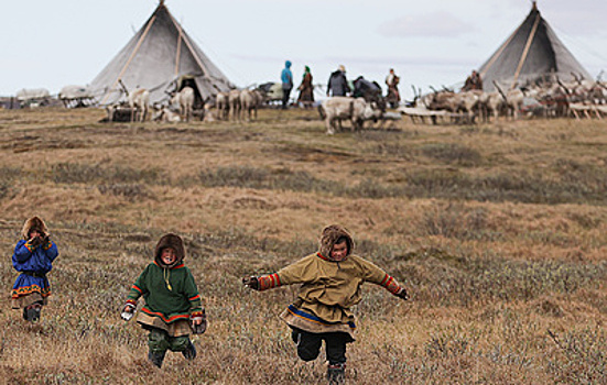 В ЯНАО выделят по 30 тыс. рублей школьникам из числа КМНС на покупку одежды