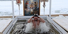 Как правильно окунаться в прорубь на Крещение и кому этого делать нельзя?