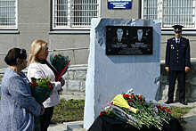 На Урале увековечили память погибших при спасении людей полицейских