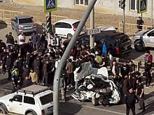 БТР раздавил легковой автомобиль в Махачкале