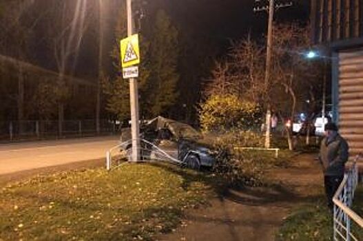 В Омске пьяный водитель «ВАЗа» врезался в опору ЛЭП