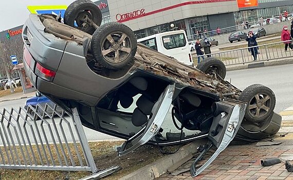 В Челнах на перекрестке перевернулась легковушка