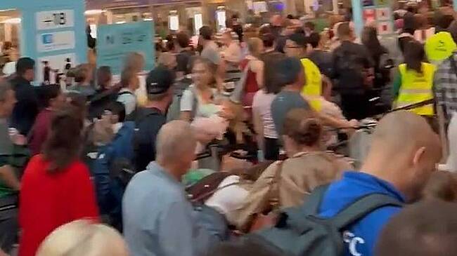 Новая ускоренная система въезда в Европу вызвала столпотворение в аэропорту