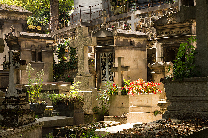 Кладбище Пер-Лашез в Париже больше похоже на парк, чем на место для упокоения умерших. Оно считается самым посещаемым в мире и одной из главных достопримечательностей французской столицы. Здесь покоятся  Мольер, Марсель Пруст, Оскар Уайльд, Гертруда Стайн, Джим Моррисон и многие другие известные люди