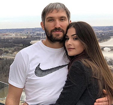 «Шикарная». Поклонники высоко оценили фото беременной жены Овечкина
