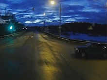 "МАЗ" смял легковушку, попытавшуюся проскочить на красный свет в Подмосковье
