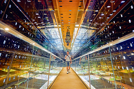 На ВДНХ открыли пешеходный аттракцион "Лента Мебиуса"